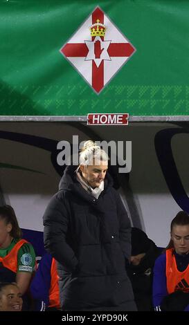 Il capo allenatore dell'Irlanda del Nord Tanya Oxtoby guarda durante la prima tappa della partita di qualificazione al campionato europeo di calcio femminile di UEFA Euro 2025 al secondo round di Inver Park, Larne. Data foto: Venerdì 29 novembre 2024. Foto Stock