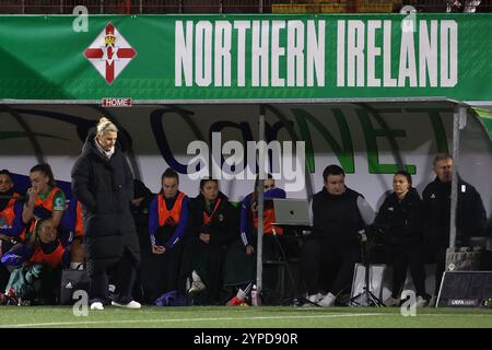 Il capo allenatore dell'Irlanda del Nord Tanya Oxtoby guarda durante la prima tappa della partita di qualificazione al campionato europeo di calcio femminile di UEFA Euro 2025 al secondo round di Inver Park, Larne. Data foto: Venerdì 29 novembre 2024. Foto Stock