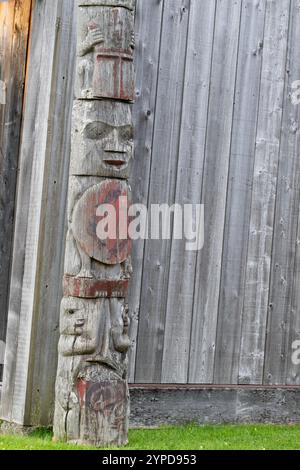 Alaska, Annette Island, Metlakatla. Lunga casa tradizionale che rappresenta i clan Tsimshian: Aquila, Corvo, Lupo e balena assassina. Tsimshian tradizionale Foto Stock