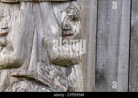 Alaska, Annette Island, Metlakatla. Lunga casa tradizionale che rappresenta i clan Tsimshian: Aquila, Corvo, Lupo e balena assassina. Tsimshian tradizionale Foto Stock