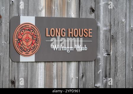 Alaska, Annette Island, Metlakatla. Lunga casa tradizionale che rappresenta i clan Tsimshian: Aquila, Corvo, Lupo e balena assassina. Firma. Foto Stock