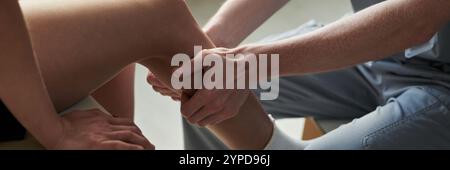 Fisioterapista che massaggia le gambe del paziente per la riabilitazione. Vista ravvicinata delle mani che eseguono la terapia sulle gambe, concentrandosi sulla tecnica e sul rilassamento muscolare Foto Stock