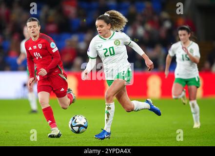 Hayley Ladd (a sinistra) del Galles e Leanne Kiernan della Repubblica d'Irlanda si battono per il pallone durante la partita di andata delle qualificazioni UEFA Euro 2025, partita del secondo turno al Cardiff City Stadium, Galles. Data foto: Venerdì 29 novembre 2024. Foto Stock