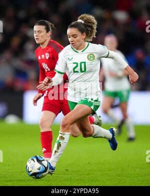 Hayley Ladd (a sinistra) del Galles e Leanne Kiernan della Repubblica d'Irlanda si battono per il pallone durante la partita di andata delle qualificazioni UEFA Euro 2025, partita del secondo turno al Cardiff City Stadium, Galles. Data foto: Venerdì 29 novembre 2024. Foto Stock