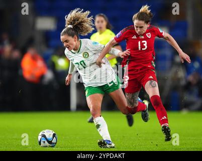 Leanne Kiernan (a sinistra) e Rachel Rowe della Repubblica d'Irlanda si battono per il pallone durante la prima tappa della partita di qualificazione UEFA Euro 2025 femminile, partita del secondo turno al Cardiff City Stadium, Galles. Data foto: Venerdì 29 novembre 2024. Foto Stock