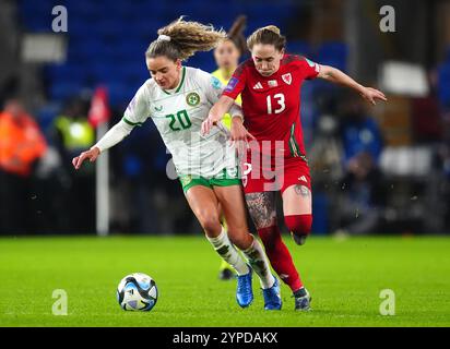 Leanne Kiernan (a sinistra) e Rachel Rowe della Repubblica d'Irlanda si battono per il pallone durante la prima tappa della partita di qualificazione UEFA Euro 2025 femminile, partita del secondo turno al Cardiff City Stadium, Galles. Data foto: Venerdì 29 novembre 2024. Foto Stock