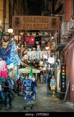 Napoli, Italia - 9 novembre 2024: Nel centro storico della città, i famosi quartieri spagnoli, un tempo sinonimo di degrado e insicurezza, no Foto Stock