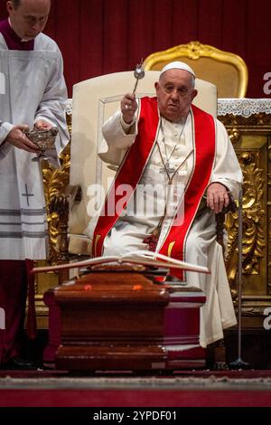 Vaticano, Vaticano. 27 novembre 2024. Papa Francesco aspira la bara del cardinale Miguel Ã ngel Ayuso Guixot, nella Basilica di San Pietro nella città del Vaticano. (Credit Image: © Stefano Costantino/SOPA Images via ZUMA Press Wire) SOLO USO EDITORIALE! Non per USO commerciale! Foto Stock