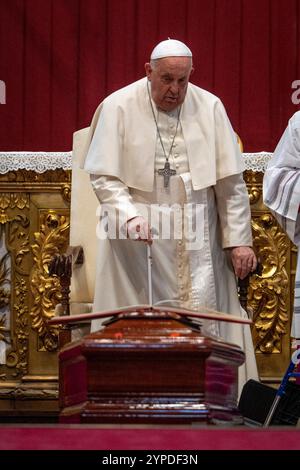 Vaticano, Vaticano. 27 novembre 2024. Papa Francesco prega di fronte alla bara del cardinale Miguel Ángel Ayuso Guixot, nella Basilica di San Pietro nella città del Vaticano. (Foto di Stefano Costantino/SOPA Images/Sipa USA) credito: SIPA USA/Alamy Live News Foto Stock