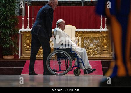 Vaticano, Vaticano. 27 novembre 2024. Papa Francesco lascia la Basilica di San Pietro durante il funerale del cardinale Miguel Ángel Ayuso Guixot. (Foto di Stefano Costantino/SOPA Images/Sipa USA) credito: SIPA USA/Alamy Live News Foto Stock