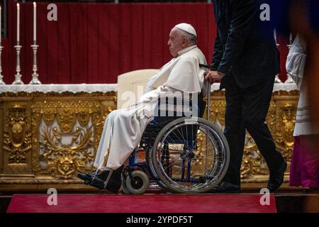 Vaticano, Vaticano. 27 novembre 2024. Papa Francesco lascia la Basilica di San Pietro durante il funerale del cardinale Miguel Ángel Ayuso Guixot. (Foto di Stefano Costantino/SOPA Images/Sipa USA) credito: SIPA USA/Alamy Live News Foto Stock