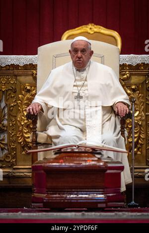 Vaticano, Vaticano. 27 novembre 2024. Papa Francesco prega di fronte alla bara del cardinale Miguel Ángel Ayuso Guixot, nella Basilica di San Pietro nella città del Vaticano. (Foto di Stefano Costantino/SOPA Images/Sipa USA) credito: SIPA USA/Alamy Live News Foto Stock