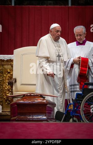 Vaticano, Vaticano. 27 novembre 2024. Papa Francesco lascia la Basilica di San Pietro durante il funerale del cardinale Miguel Ã ngel Ayuso Guixot. (Credit Image: © Stefano Costantino/SOPA Images via ZUMA Press Wire) SOLO USO EDITORIALE! Non per USO commerciale! Foto Stock