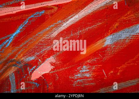 Macchie e tratti di vernice disordinati su un vecchio sfondo grunge. Rosso, arancione, bianco, blu gocce, flussi, striature di vernice e spruzzi di vernice Foto Stock