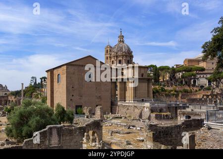 Vista sul foro Romano (Forum Magnum) e sul tempio di romolo, l'antico centro della città di roma Foto Stock