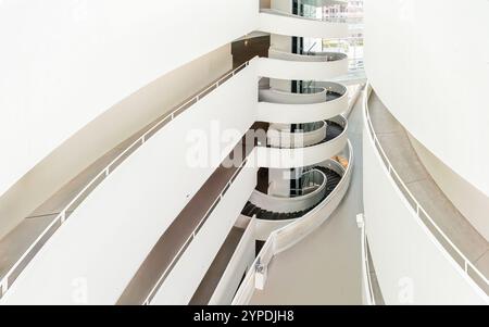 Gli interni del Museo d'Arte AROs Aarhus presentano una moderna scala a chiocciola bianca con architettura minimalista e luce naturale. Danimarca Foto Stock