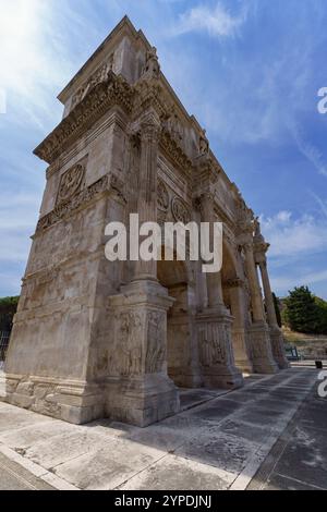 Ammira l'Arco di Costantino, costruito nell'anno 315 d.C. per commemorare la vittoria di Costantino nella battaglia della Bri Milviana Foto Stock