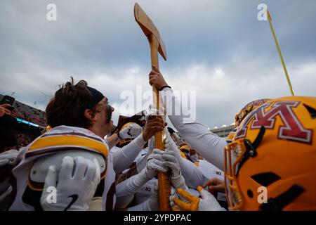 Madison, WISCONSIN, Stati Uniti. 29 novembre 2024. Danny Striggow (92), defensive lineman dei Minnesota Golden Gophers, e i suoi compagni di squadra festeggiano con i Paul Bunyan Ax dopo aver vinto la partita di rivalità tra i Minnesota Golden Gophers e i Wisconsin Badgers al Camp Randall Stadium di Madison, WISCONSIN. Darren Lee/CSM/Alamy Live News Foto Stock