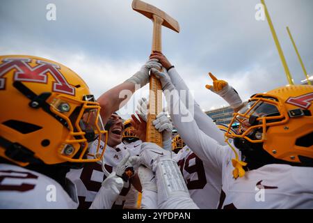 Madison, WISCONSIN, Stati Uniti. 29 novembre 2024. Danny Striggow (92), defensive lineman dei Minnesota Golden Gophers, e i suoi compagni di squadra festeggiano con i Paul Bunyan Ax dopo aver vinto la partita di rivalità tra i Minnesota Golden Gophers e i Wisconsin Badgers al Camp Randall Stadium di Madison, WISCONSIN. Darren Lee/CSM/Alamy Live News Foto Stock