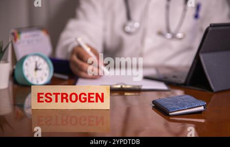 Tablet e occhiali. Uso di pillole medicinali, opuscolo informativo per il paziente. Guida all'uso dei farmaci. Foto Stock