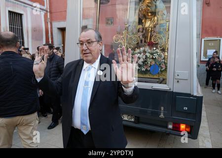 Picaña, Spagna - 29 novembre 2024. La Virgen de Los Desamparados visita la Parroquia Nuestra Señora de Montserrat a Picaña. È passato esattamente un mese dall'inondazione e dal torrente che ha colpito le città della Comunità Valenciana. Molti credenti si sono riuniti per rendere omaggio alla Vergine e onorare la memoria delle persone morte e scomparse. Crediti: Roberto Arosio/Alamy Live News Foto Stock