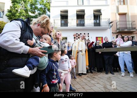 Picaña, Spagna - 29 novembre 2024. La Virgen de Los Desamparados visita la Parroquia Nuestra Señora de Montserrat a Picaña. È passato esattamente un mese dall'inondazione e dal torrente che ha colpito le città della Comunità Valenciana. Molti credenti si sono riuniti per rendere omaggio alla Vergine e onorare la memoria delle persone morte e scomparse. Crediti: Roberto Arosio/Alamy Live News Foto Stock