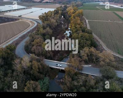 Una vista aerea del fiume Pajaro e dei campi agricoli che lo circondano su tutti i lati vicino a Watsonville, California, Stati Uniti. Foto Stock