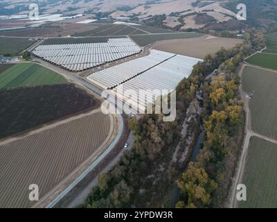 Una vista aerea del fiume Pajaro e dei campi agricoli che lo circondano su tutti i lati vicino a Watsonville, California, Stati Uniti. Foto Stock