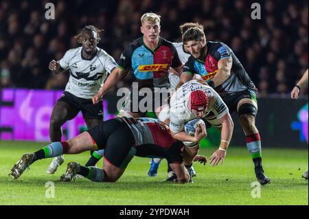 Joe Marler degli Harlequins affronta James Dun dei Bristol Bears durante il Gallagher Premiership Rugby match tra Harlequins e Bristol Rugby a Twickenham Stoop, Twickenham, Inghilterra, il 29 novembre 2024. Foto di Grant Winter. Solo per uso editoriale, licenza richiesta per uso commerciale. Non utilizzare in scommesse, giochi o pubblicazioni di singoli club/campionato/giocatori. Crediti: UK Sports Pics Ltd/Alamy Live News Foto Stock