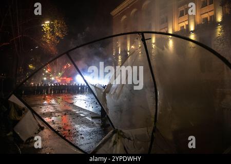 30 novembre 2024, Tbilisi, Georgia. I manifestanti pro-europei sparano fuochi d'artificio alla polizia antisommossa da dietro barricate improvvisate in una protesta anti-governativa a Tbilisi, Georgia. Crediti: Jay Kogler/Alamy Live News Foto Stock