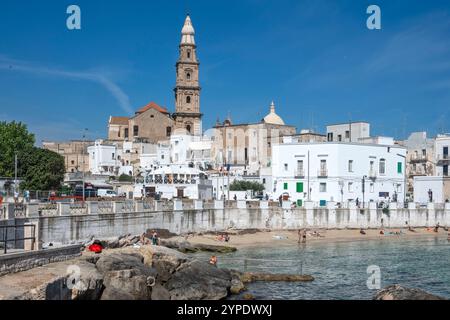 MONOPOLI, ITALIA - 13 MAGGIO 2024: Vista panoramica del centro storico di Monopoli, regione Puglia, Italia Foto Stock