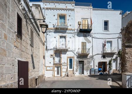 MONOPOLI, ITALIA - 13 MAGGIO 2024: Vista panoramica del centro storico di Monopoli, regione Puglia, Italia Foto Stock