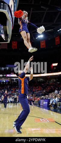 Charlottesville, Virginia, Stati Uniti. 29 novembre 2024. Le cheerleader dell'UVA si esibiscono durante una partita di pallacanestro maschile della NCAA tra gli Holy Cross Crusaders e gli University of Virginia Cavaliers alla John Paul Jones Arena di Charlottesville, Virginia. Justin Cooper/CSM/Alamy Live News Foto Stock