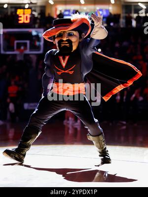 Charlottesville, Virginia, Stati Uniti. 29 novembre 2024. La mascotte UVA Cavalier si esibisce prima di una partita di pallacanestro maschile NCAA tra gli Holy Cross Crusaders e gli University of Virginia Cavaliers alla John Paul Jones Arena di Charlottesville, Virginia. Justin Cooper/CSM/Alamy Live News Foto Stock