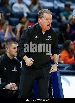 Charlottesville, Virginia, Stati Uniti. 29 novembre 2024. Dave Paulsen, capo allenatore dei Holy Cross Crusaders, durante una partita di pallacanestro maschile NCAA tra gli Holy Cross Crusaders e gli University of Virginia Cavaliers alla John Paul Jones Arena di Charlottesville, Virginia. Justin Cooper/CSM/Alamy Live News Foto Stock