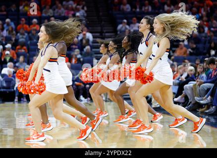 Charlottesville, Virginia, Stati Uniti. 29 novembre 2024. La squadra di danza dell'UVA si esibisce durante una partita di pallacanestro maschile NCAA tra gli Holy Cross Crusaders e gli University of Virginia Cavaliers alla John Paul Jones Arena di Charlottesville, Virginia. Justin Cooper/CSM/Alamy Live News Foto Stock