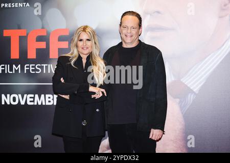 Torino, il photocall per la consegna del premio Stella della Mole a Vince Vince Vaughn durante il 42° Torino Film Festival. Nella foto: Vince Vaughn e Tiziana roccia arrivano al Media Center per il tappeto rosso del film Foto Stock