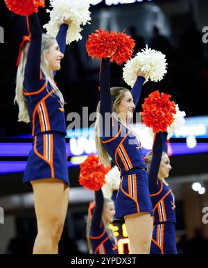 Charlottesville, Virginia, Stati Uniti. 29 novembre 2024. Le cheerleader dell'UVA si esibiscono durante una partita di pallacanestro maschile della NCAA tra gli Holy Cross Crusaders e gli University of Virginia Cavaliers alla John Paul Jones Arena di Charlottesville, Virginia. Justin Cooper/CSM/Alamy Live News Foto Stock