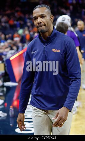 Charlottesville, Virginia, Stati Uniti. 29 novembre 2024. Capo allenatore ad interim dei Virginia Cavaliers Ron Sanchez dopo una partita di pallacanestro maschile NCAA tra gli Holy Cross Crusaders e gli University of Virginia Cavaliers alla John Paul Jones Arena di Charlottesville, Virginia. Justin Cooper/CSM/Alamy Live News Foto Stock