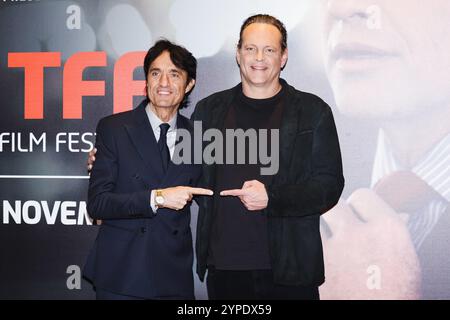 Torino, il photocall per la consegna del premio Stella della Mole a Vince Vince Vaughn durante il 42° Torino Film Festival. Nella foto: Vince Vaughn e Giulio base arrivano al Media Center per il Red carpet del film Foto Stock