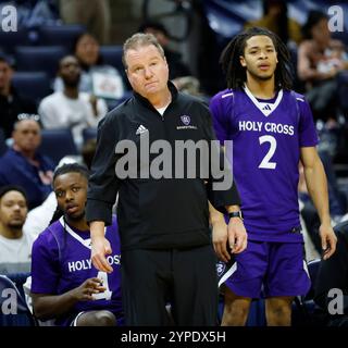 Charlottesville, Virginia, Stati Uniti. 29 novembre 2024. Dave Paulsen, capo allenatore dei Holy Cross Crusaders, durante una partita di pallacanestro maschile NCAA tra gli Holy Cross Crusaders e gli University of Virginia Cavaliers alla John Paul Jones Arena di Charlottesville, Virginia. Justin Cooper/CSM/Alamy Live News Foto Stock