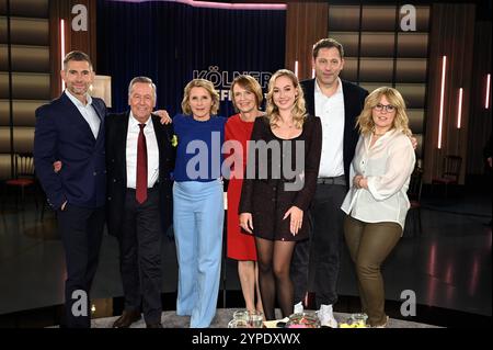 Moderatore Micky Beisenherz, l-r, Sänger Roland Kaiser, moderatore Susan Link, Richterin Elke Büdenbender, Roland Kaisers Tochter Annalena Keiler, Politiker Lars Klingbeil, Sängerin Maite Kelly zu Gast in der WDR Talkshow Kölner Treff *** presentatore Micky Beisenherz, l r, cantante Roland Kaiser, presentatrice Susan Link, giudice Elke Büdenbender, Roland Kaisers figlia Annalena Keiler, politica Lars Klingbeil, cantante Maite Kelly come ospiti del talk show WDR Kölner Treff Foto Stock