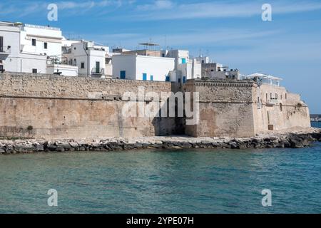 MONOPOLI, ITALIA - 13 MAGGIO 2024: Vista panoramica del centro storico di Monopoli, regione Puglia, Italia Foto Stock