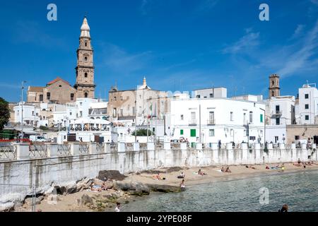 MONOPOLI, ITALIA - 13 MAGGIO 2024: Vista panoramica del centro storico di Monopoli, regione Puglia, Italia Foto Stock