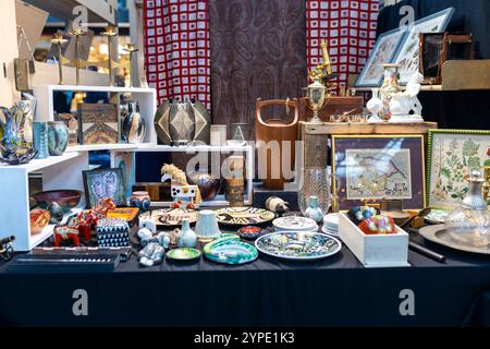 Londra, Regno Unito, 22 novembre 2024. Mercato dell'antiquariato di Spitalfields. Giocattoli vintage per bambini, un cavallo con una criniera, oggetti da cucina, souvenir in vendita. Foto Stock