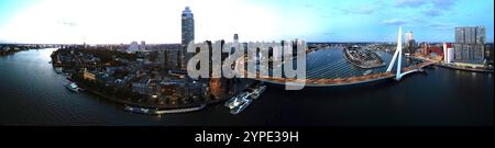 Vista aerea della città di Rotterdam e di Erasmusbridge al tramonto, Paesi Bassi Foto Stock