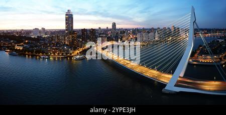 Vista aerea della città di Rotterdam e di Erasmusbridge al tramonto, Paesi Bassi Foto Stock