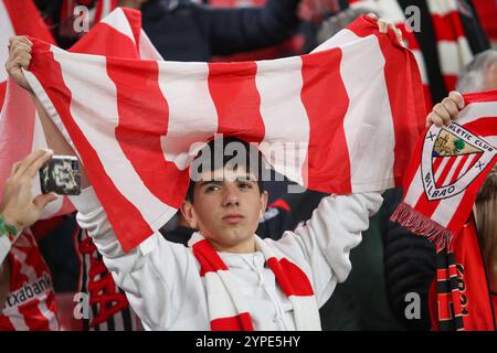 Bilbao, Euskadi, Spagna. 28 novembre 2024. Bilbao, Spagna, 28 novembre 2024: Tifoso di Athletic Club con una bandiera durante la partita del quinto turno di UEFA Europa League 2024-25 tra Athletic Club e IF Elfsborg il 28 novembre 2024 allo stadio San Mamés di Bilbao, Spagna. (Credit Image: © Alberto Brevers/Pacific Press via ZUMA Press Wire) SOLO PER USO EDITORIALE! Non per USO commerciale! Foto Stock