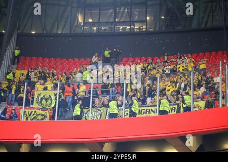 Bilbao, Euskadi, Spagna. 28 novembre 2024. Bilbao, Spagna, 28 novembre 2024: SE tifosi di Elfsborg durante la partita del quinto turno di UEFA Europa League 2024-25 tra Athletic Club e IF Elfsborg il 28 novembre 2024 allo stadio San Mamés di Bilbao, Spagna. (Credit Image: © Alberto Brevers/Pacific Press via ZUMA Press Wire) SOLO PER USO EDITORIALE! Non per USO commerciale! Foto Stock