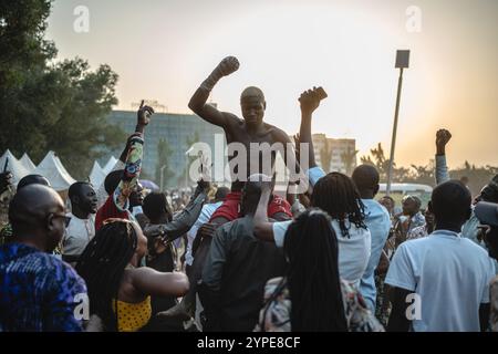 Abuja, Nigeria. 28 novembre 2024. Un pugile Dambe (top) festeggia dopo aver vinto una partita ad Abuja, Nigeria, il 28 novembre 2024. Originario dell'Africa occidentale, "Dambe", che significa "pugilato" in Hausa, è un'arte marziale nigeriana tradizionale. Crediti: Wang Guansen/Xinhua/Alamy Live News Foto Stock